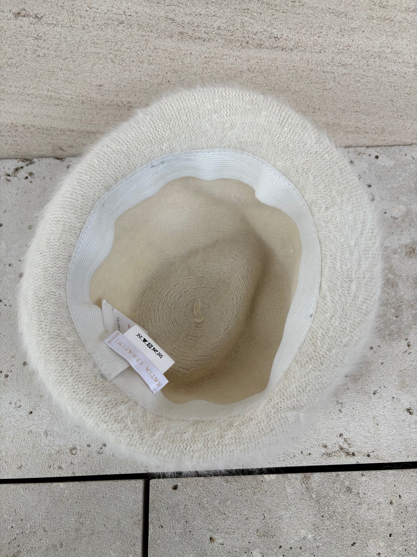 KATIA SERAFINI. Sombrero angora con terciopelo