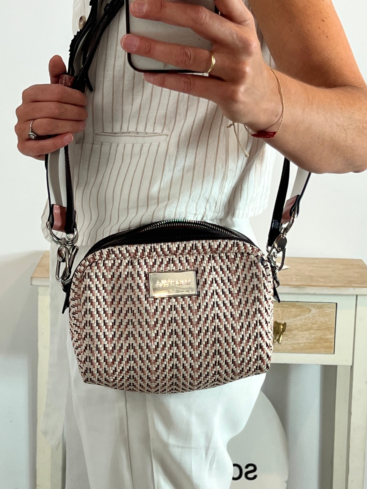 BIMBA Y LOLA. Bolso efecto trenzado