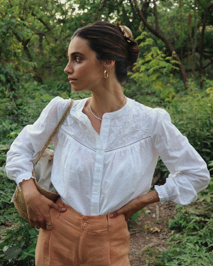 blusa blanca detalles bordados T.s