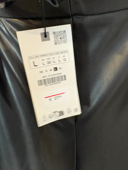 ZARA. Pantalón efecto piel pata ancha