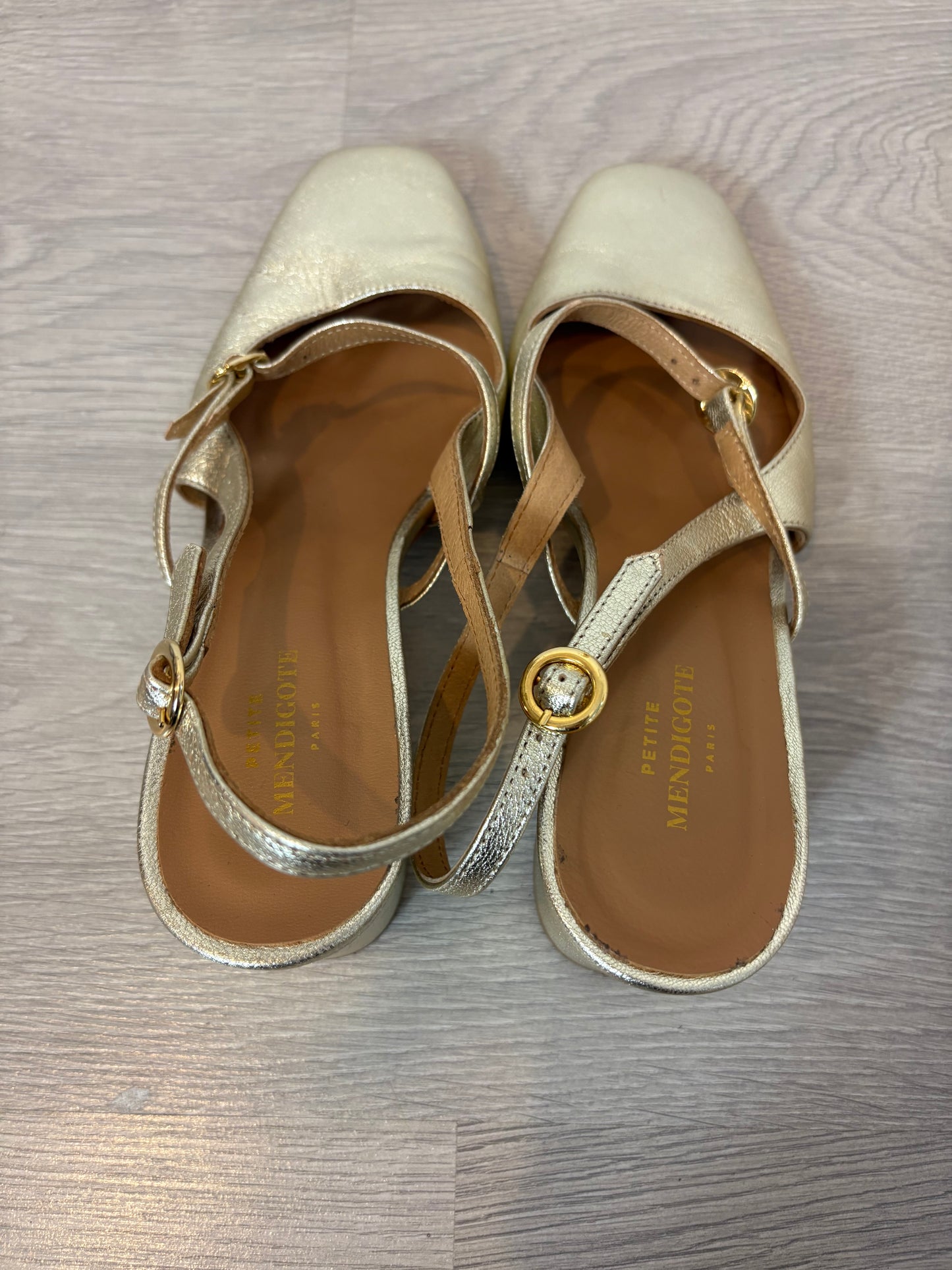 PETITE MENDIGOTE. Tacones dorados hebilla