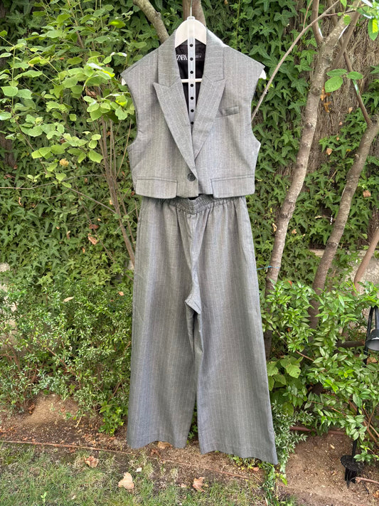 ZARA. Total look chaleco gris rayas
