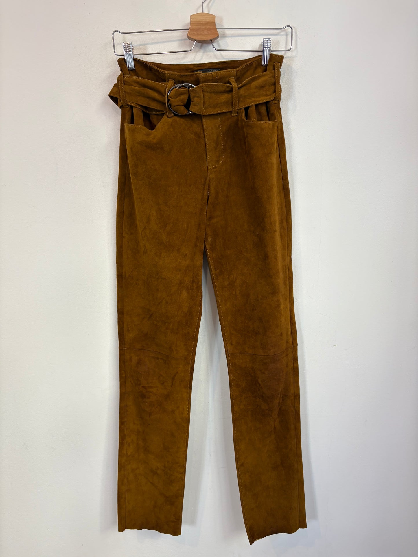 MON & PAU. Pantalón piel vuelta camel