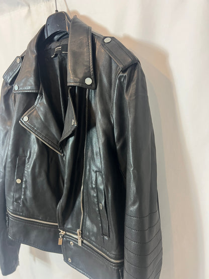 ZARA. Cazadora negra efecto piel. T M