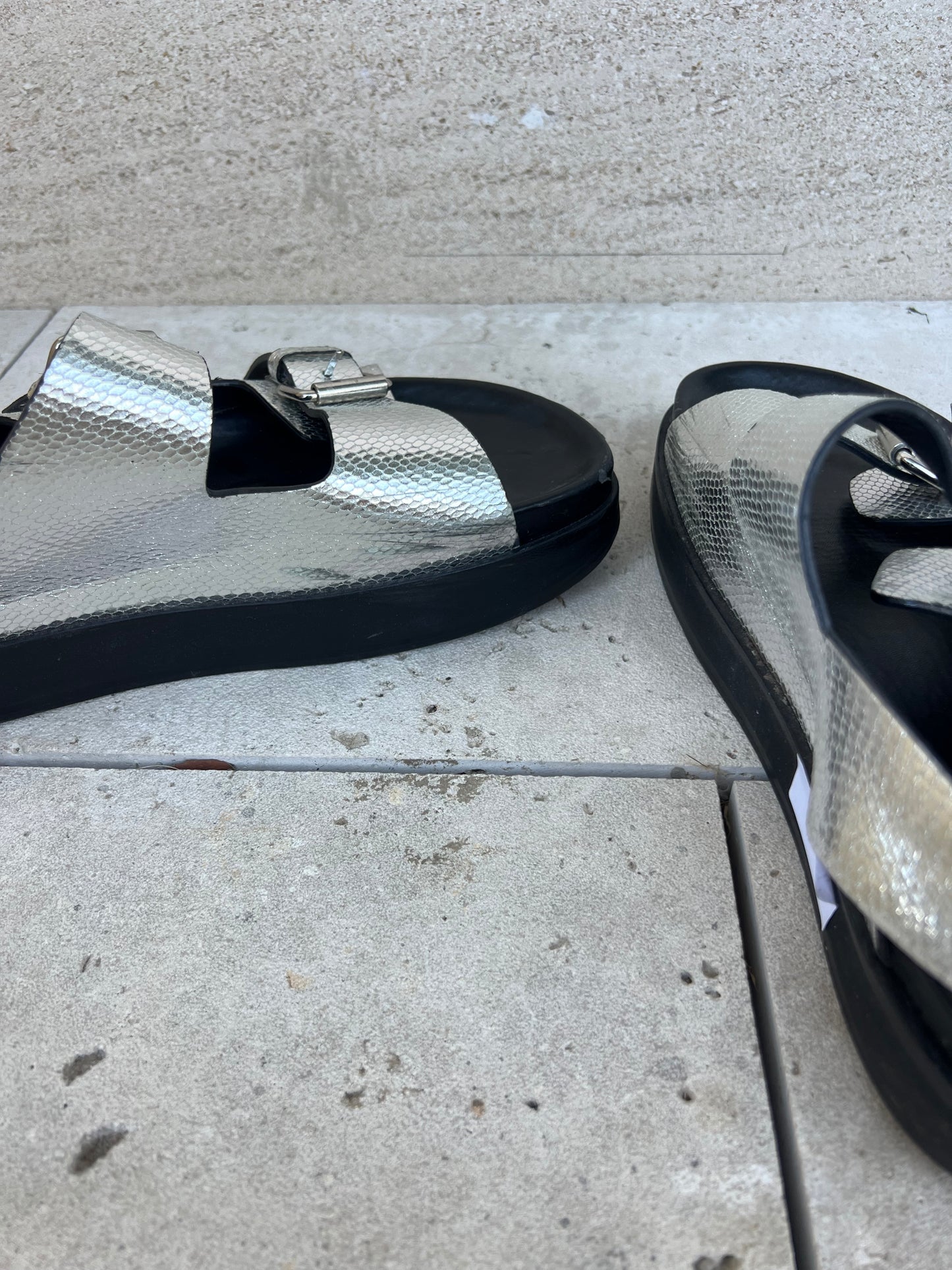 ISABEL MARANT. Sandalia hebillas plateada. T 39