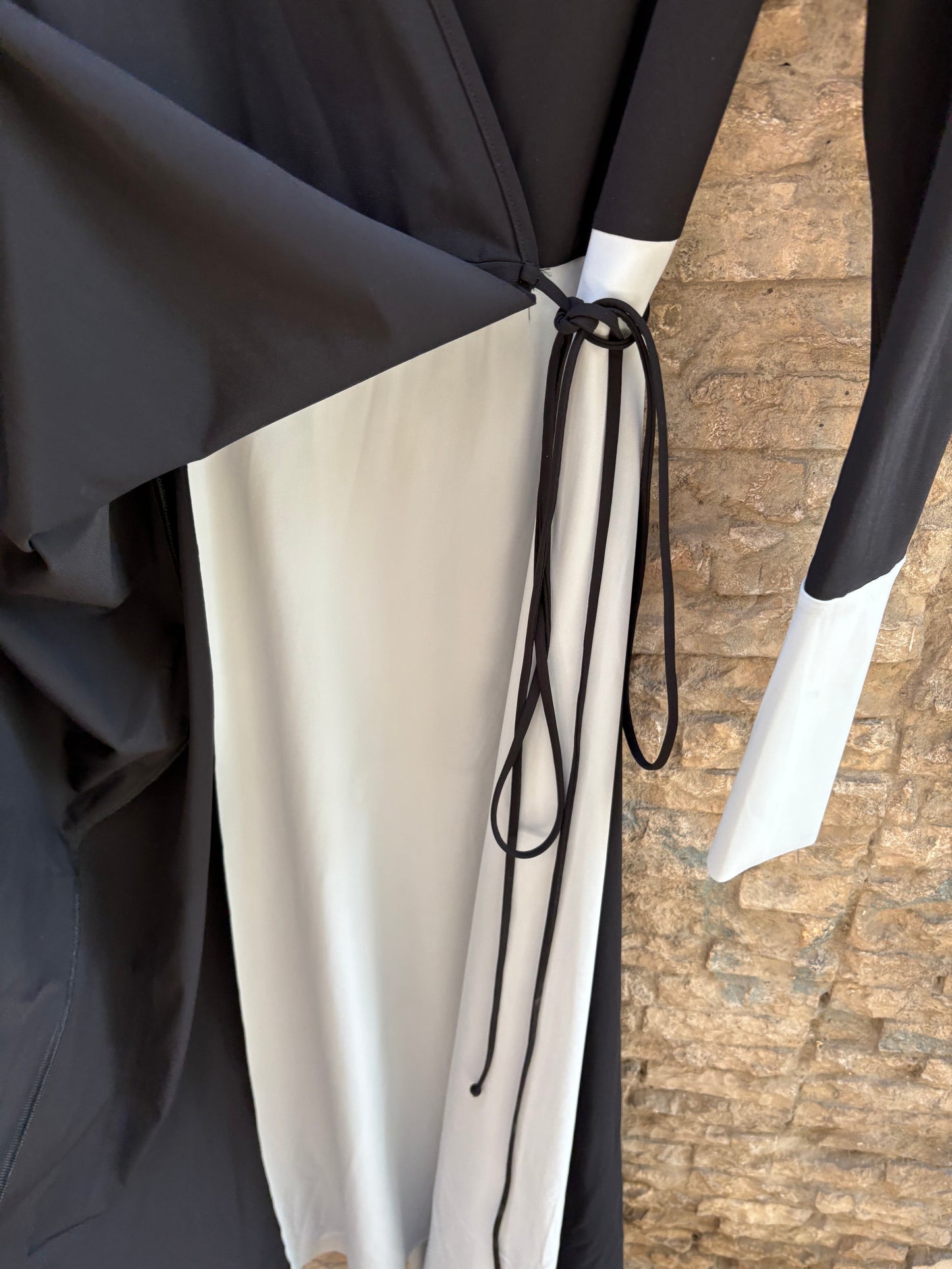 LAURA VECINO. Vestido bicolor cruzado. T S