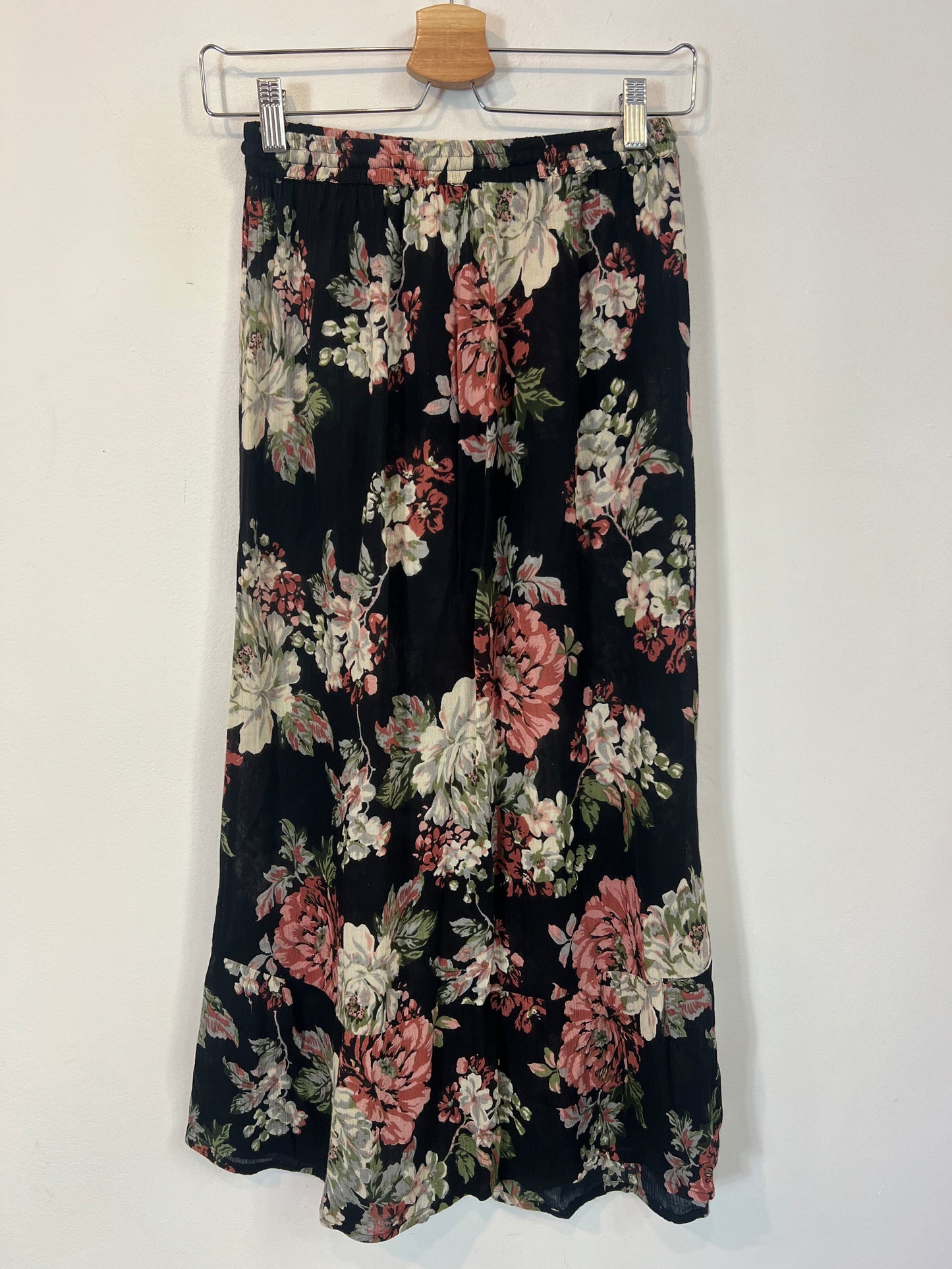 NICOLÍ. falda negra flores T.m