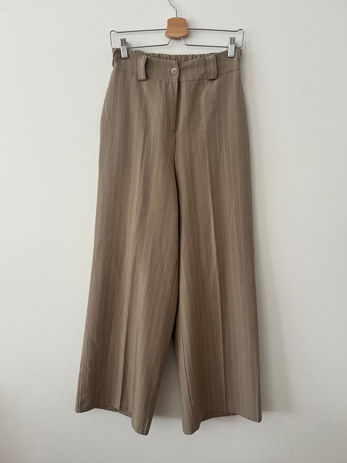 FLORIA. Conjunto beige rayas