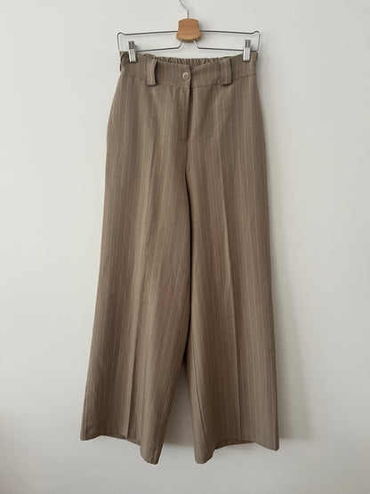 FLORIA. Conjunto beige rayas