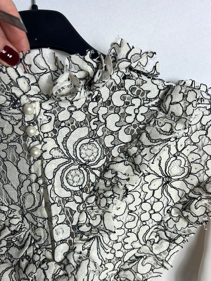 VICTORIA. Flowy blouse with neckline and collar detail. TS/M