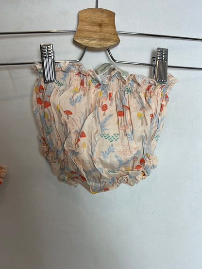 PILI CARRERA. Conjunto blusa y cubre pañal  estampado. T 3 meses