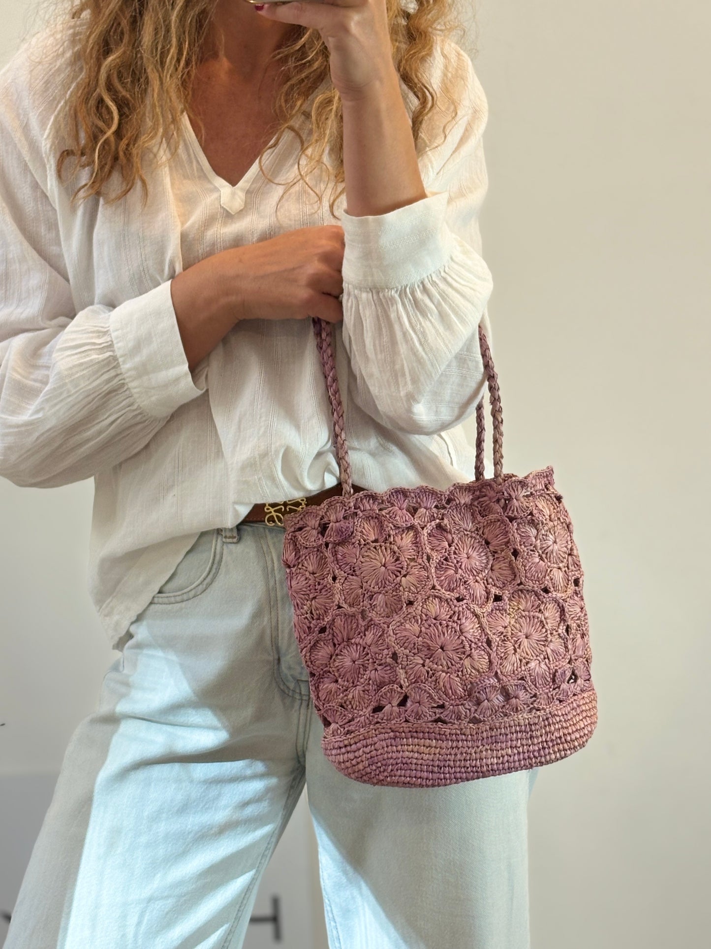 PETITE MENDIFOTE. Bolso de hombro rafia malva