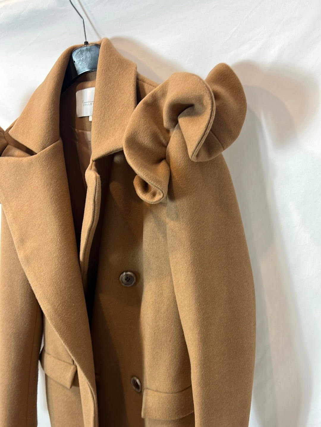 IQ COLLECTION. Camel coat with ruffle detail Tm