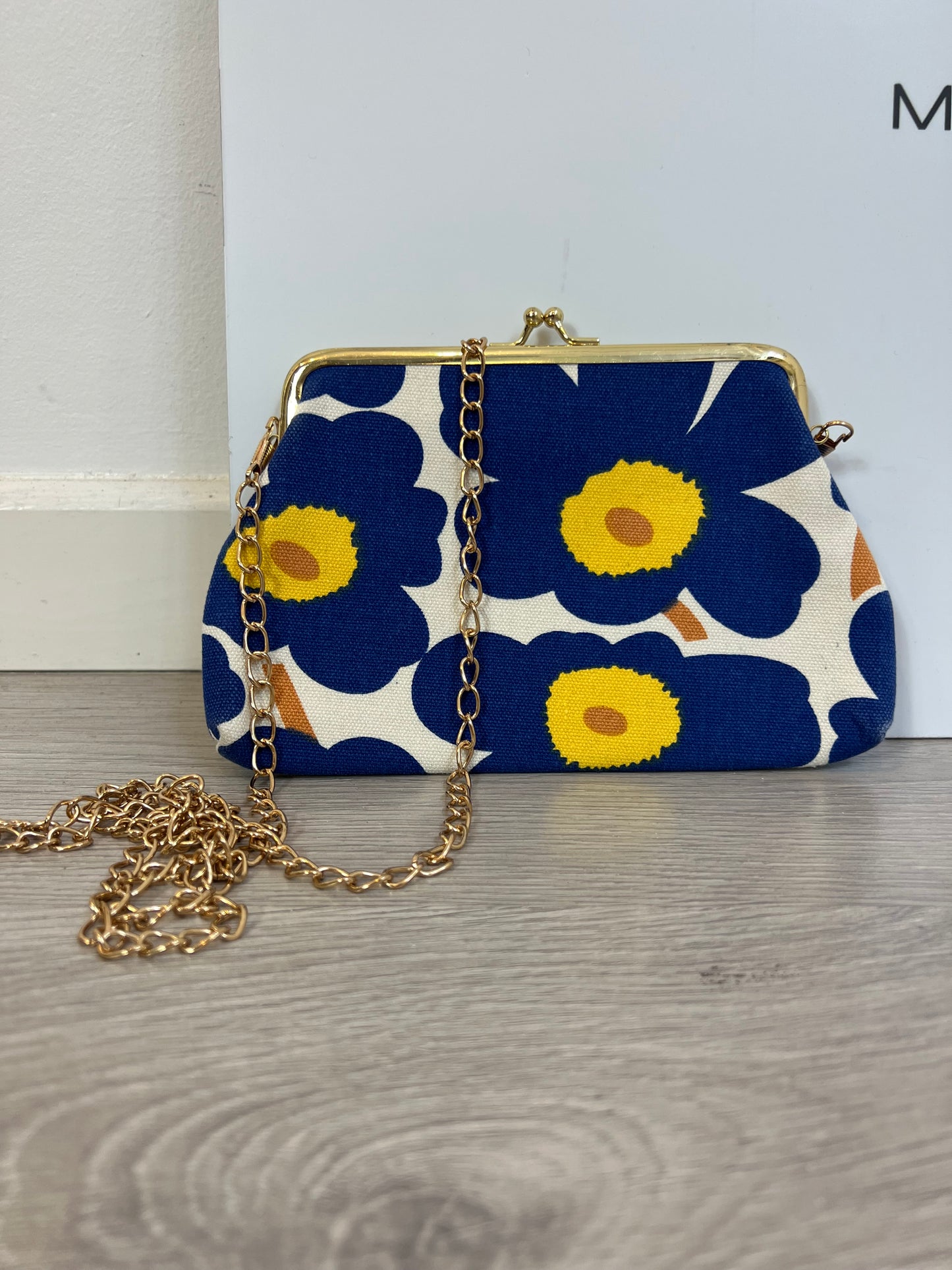 OTRAS. Bolso mini flores azules