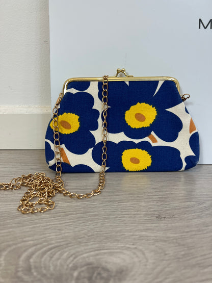 OTRAS. Bolso mini flores azules