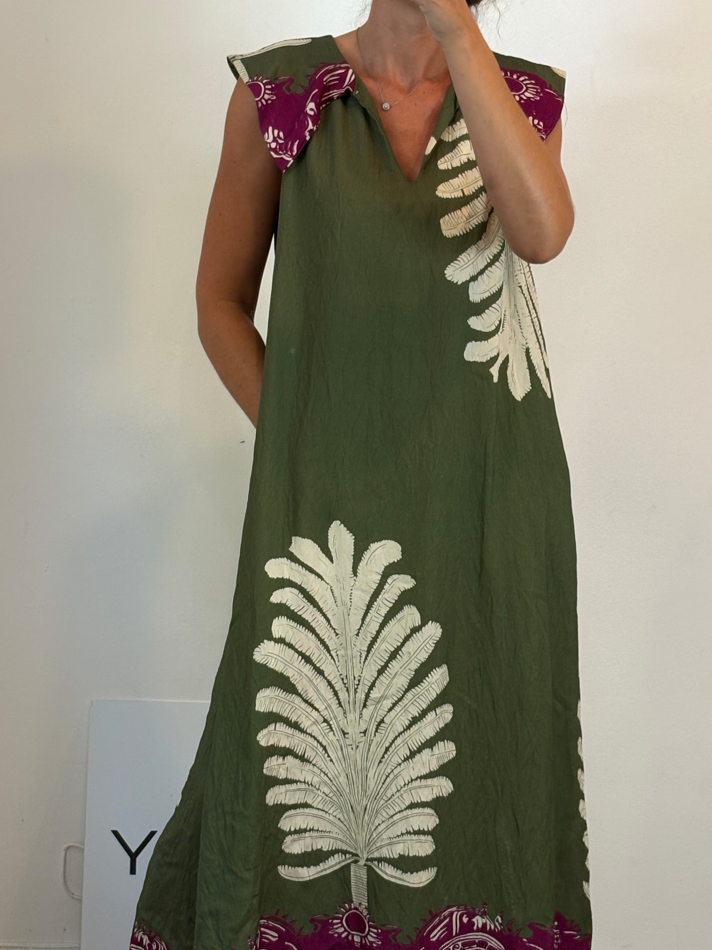 OTRAS. Vestido largo verde estampado. T M