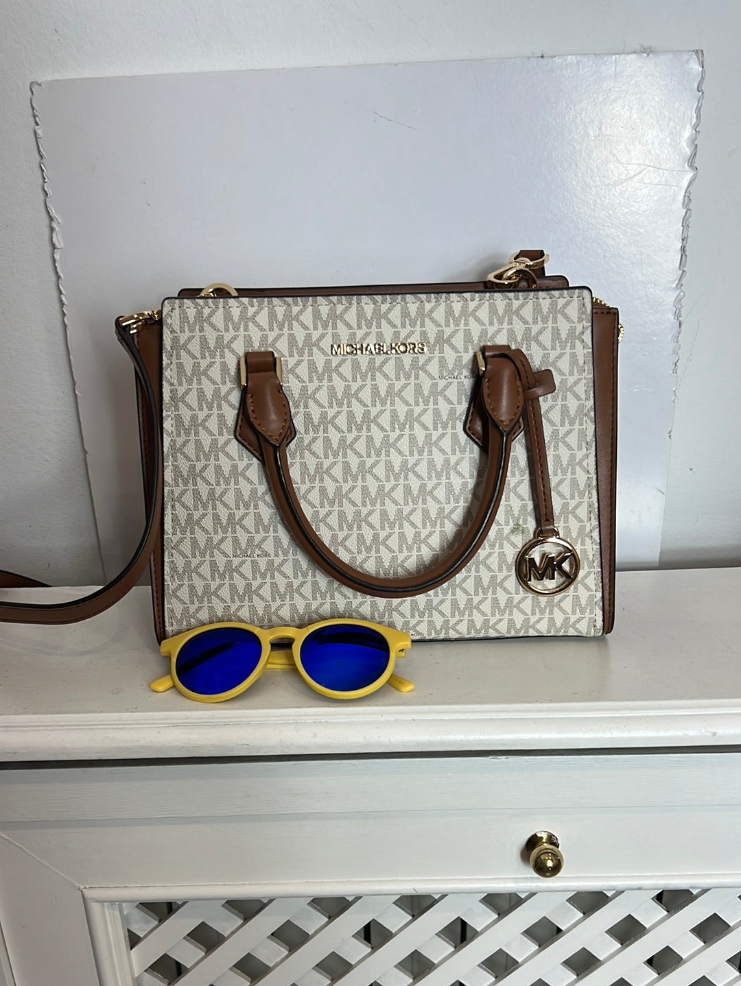 MICHAEL KORS. Bolso iniciales doble asa