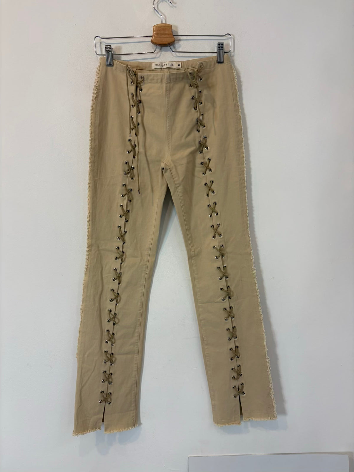 MAIS x FRIDA. Pantalón beige cuerdas