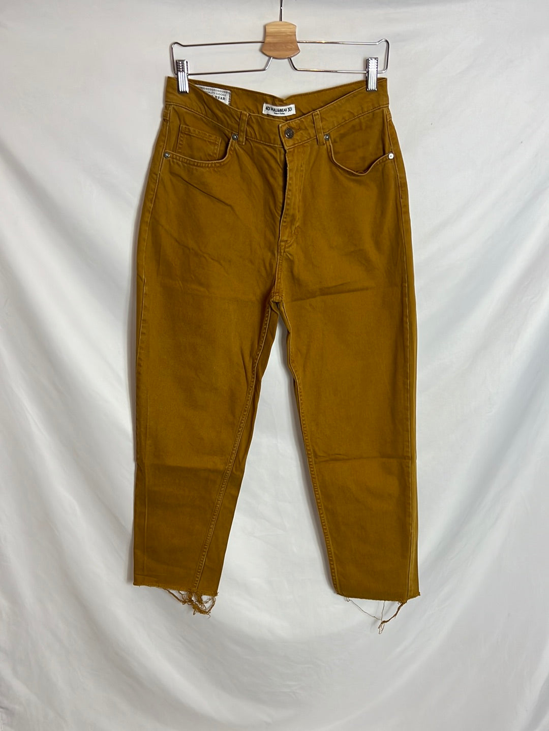 PULL&BEAR . Denim estilo boyfriend mostaza. T 40