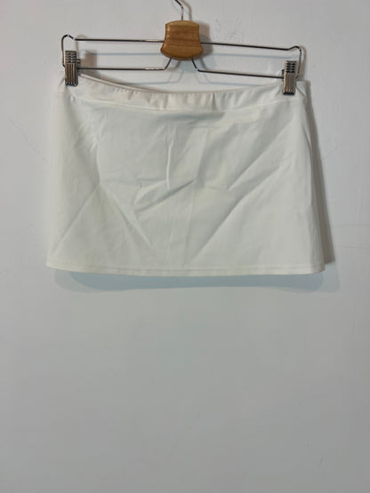 GIMAGUAS. Falda blanca corta semi elástica. T L