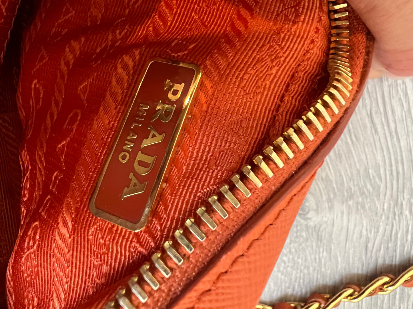 PRADA. Bolso mini Galleria naranja
