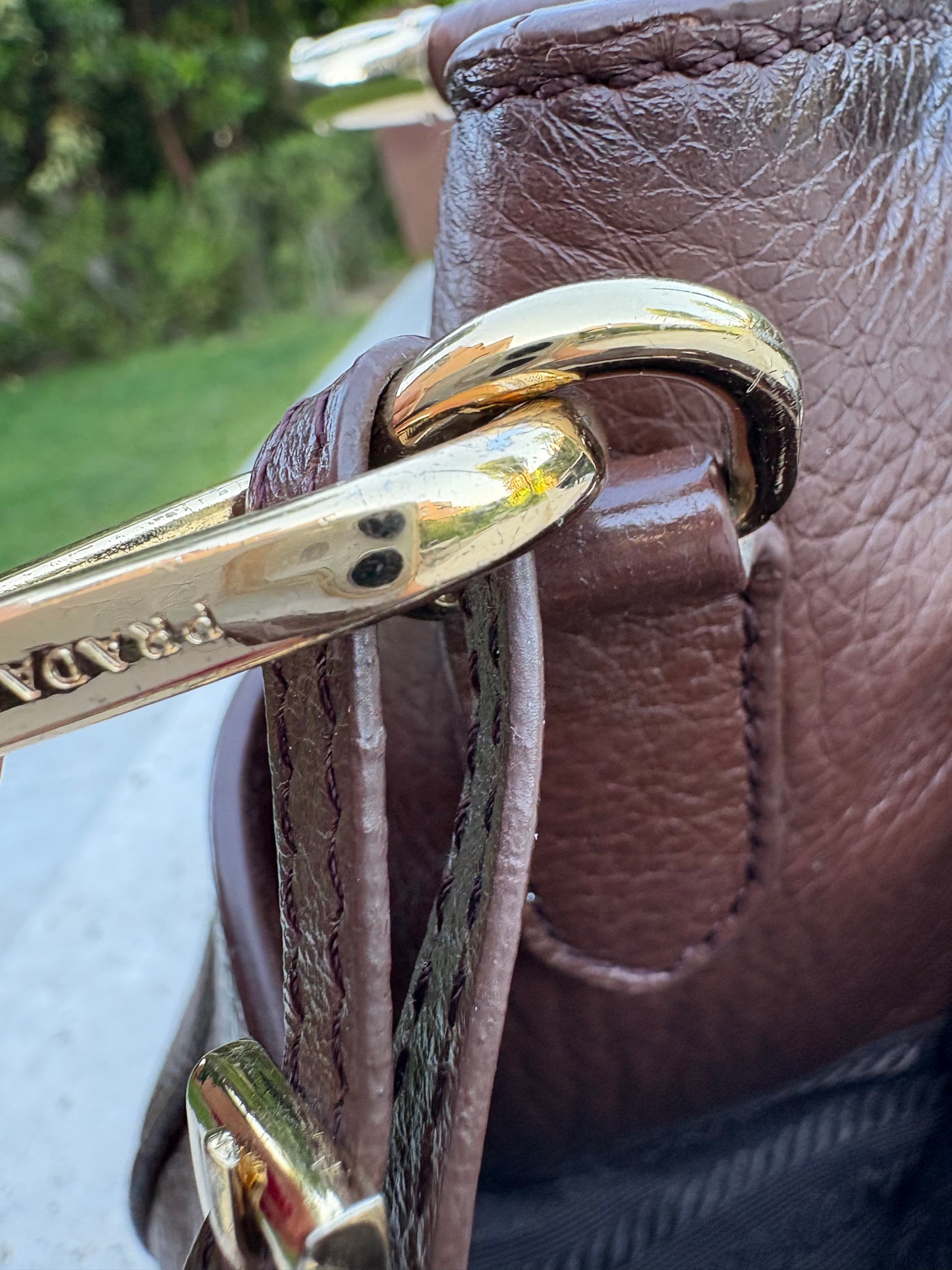 PRADA. Bolso marrón Vitello de piel granulada