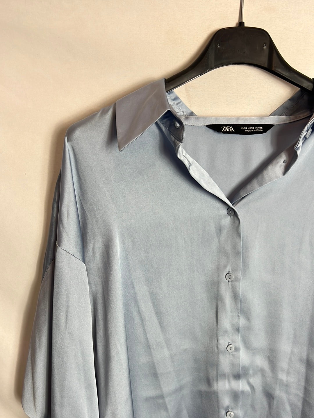 ZARA. Blusa azul claro satinada. T S