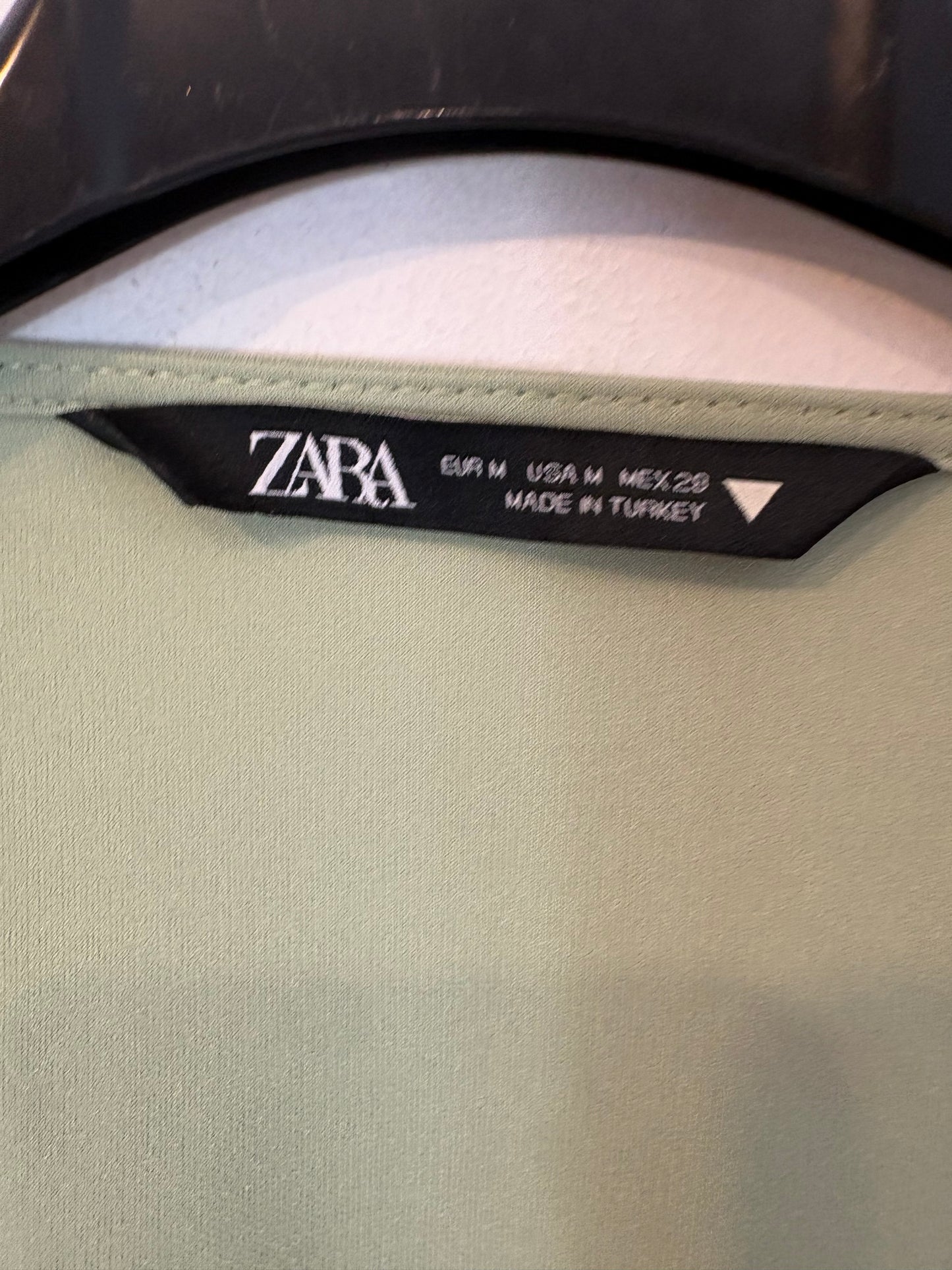 ZARA. Vestido verde fruncido