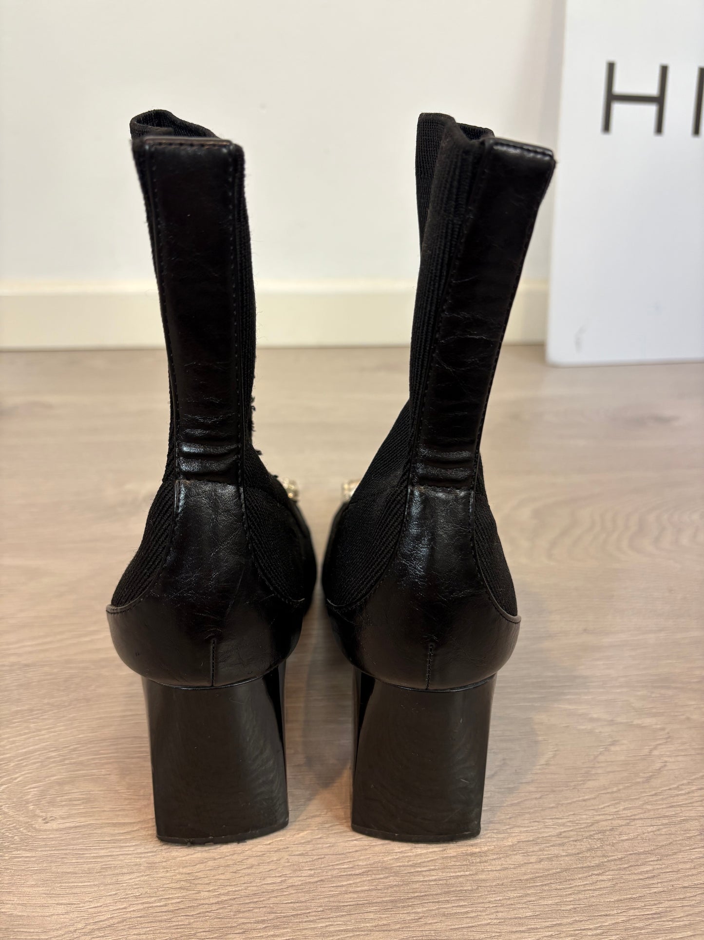 CORINA. Botin negro broche. T 38