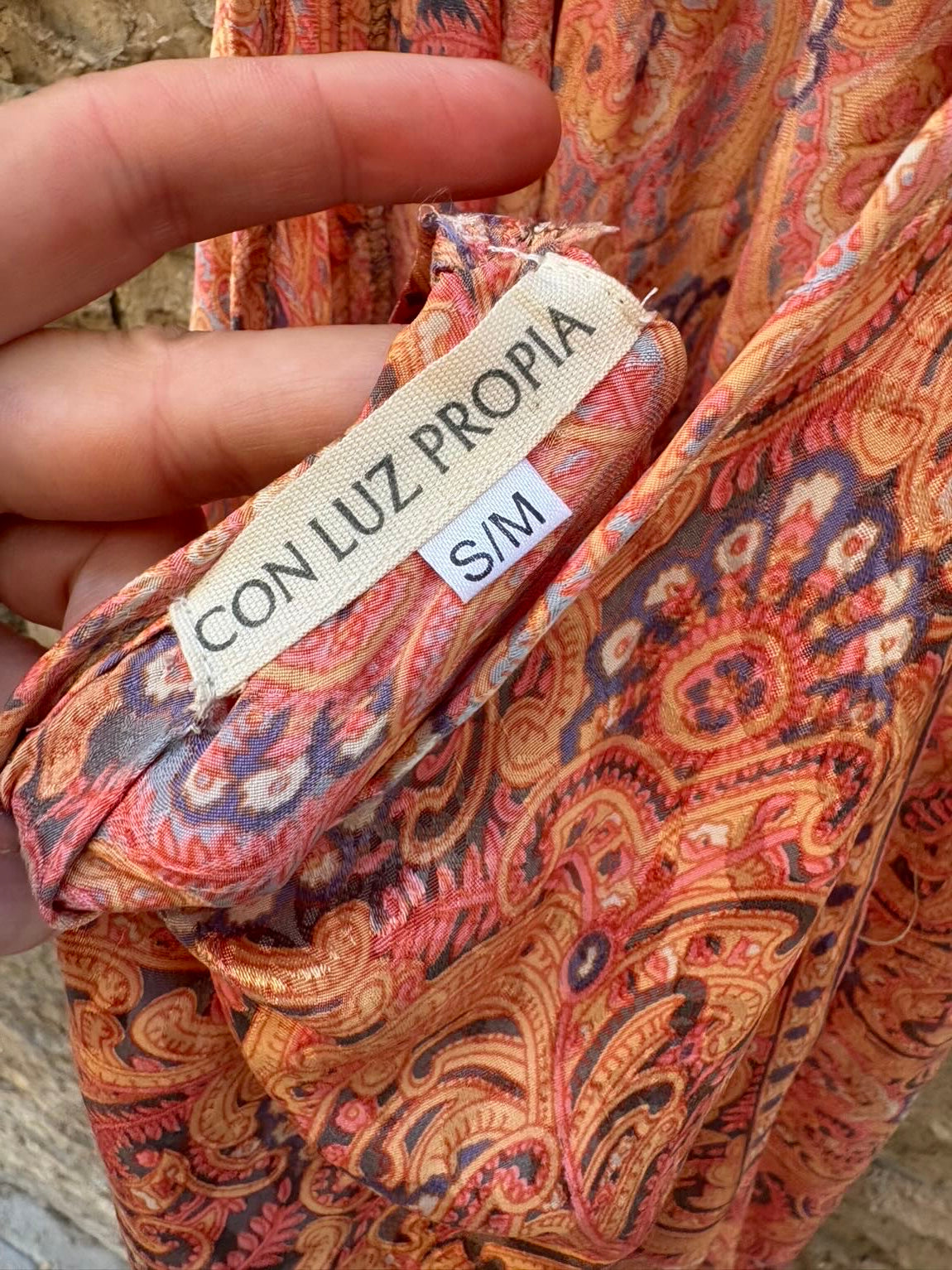 CON LUZ PROPIA. Vestido largo seda halter