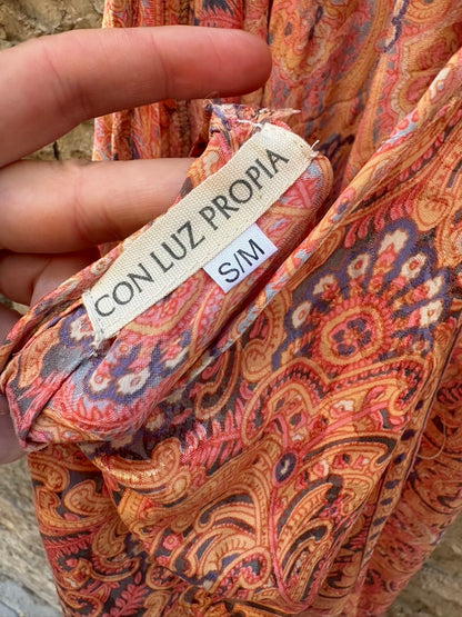 CON LUZ PROPIA. Vestido largo seda halter