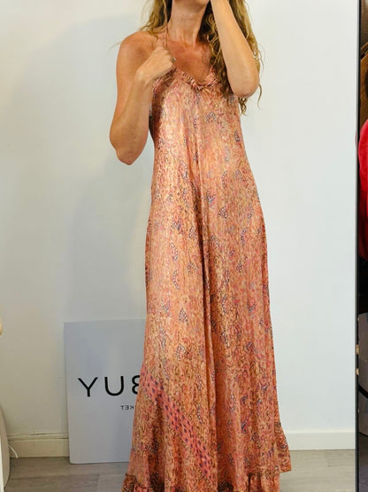 CON LUZ PROPIA. Vestido largo seda halter