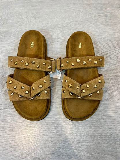 ZARA. Sandalias antelina tachuelas
