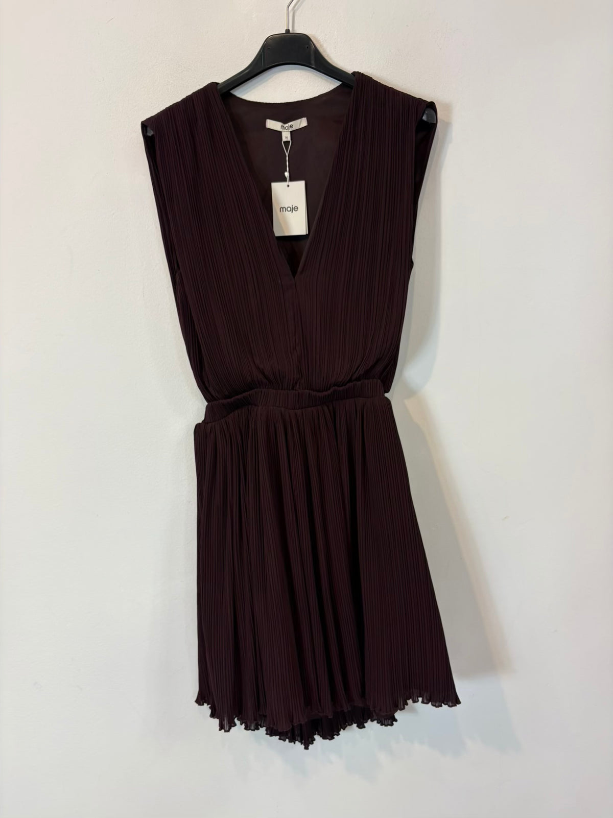 MAJE. Vestido corto abertura marrón oscuro