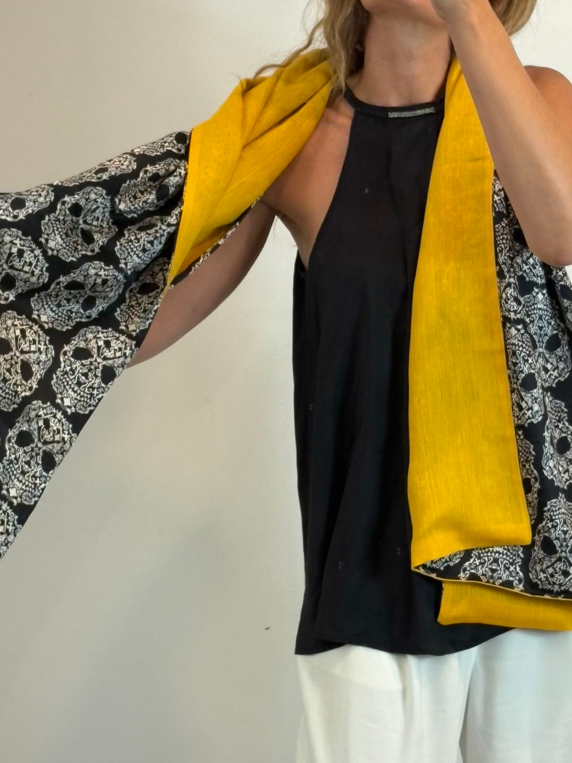 ALEXANDER McQUEEN. Pañuelo con cashmere calaveras