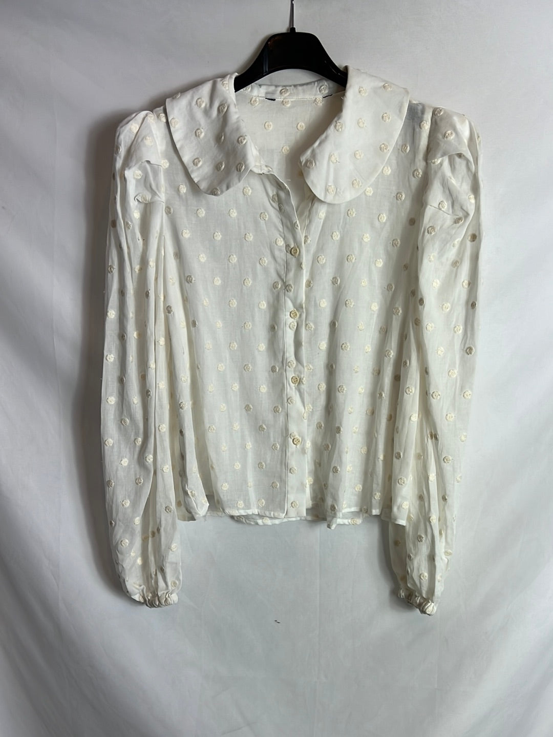 OTRAS. Blusa color crudo lunares bordados. TM