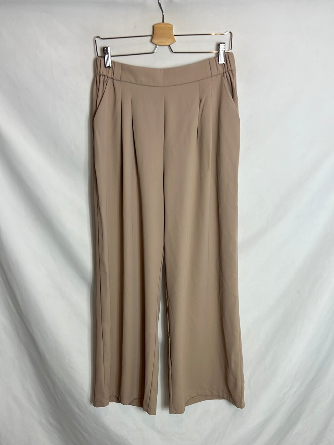 SHEIN. Beige pleated flowy pants. TL