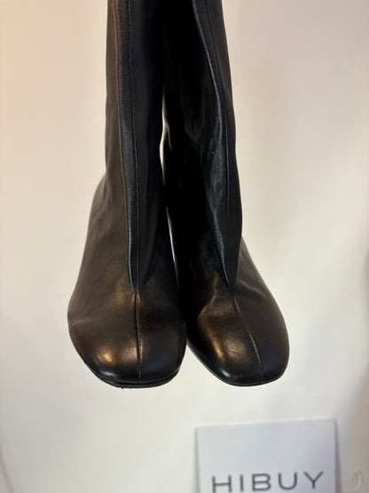 ZARA. Bota tacón piel soft en negro