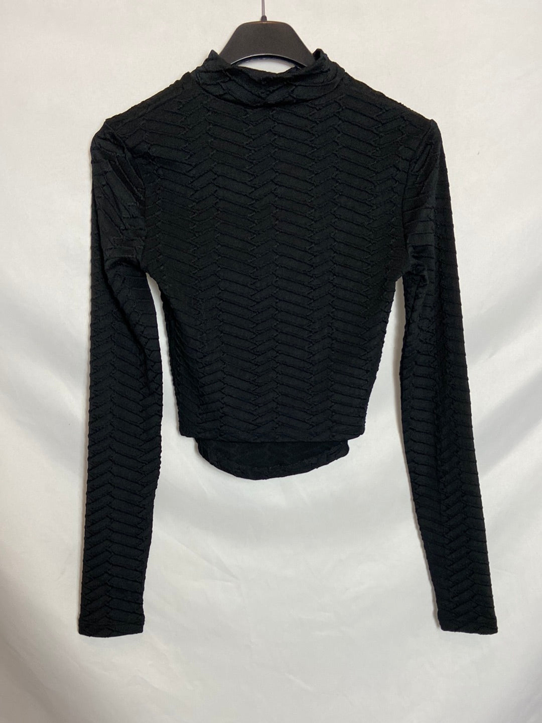 BERSHKA. Croptop textura negro. T.s