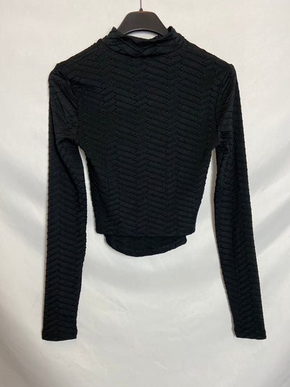 BERSHKA. Croptop textura negro. T.s