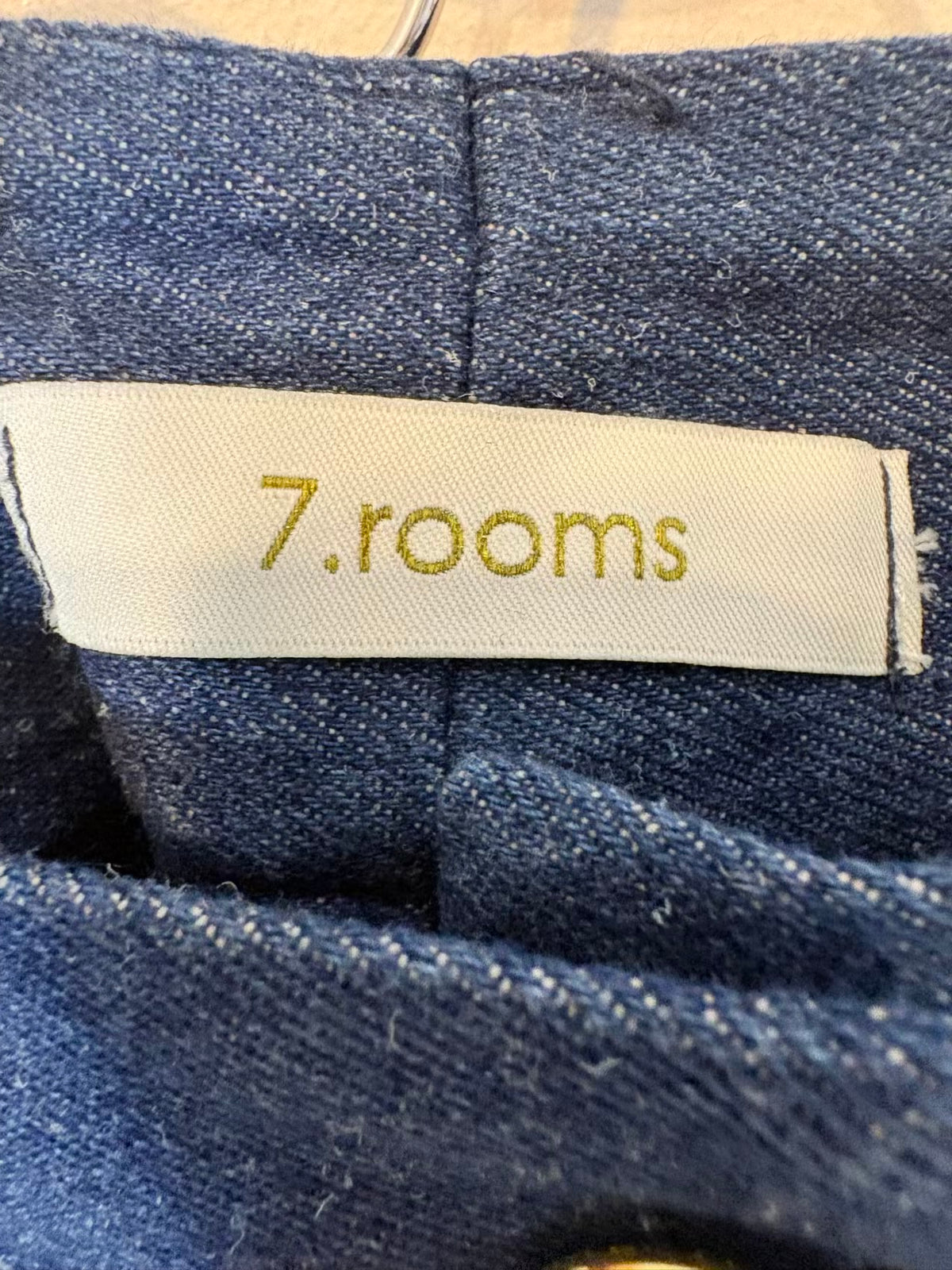 7 ROOMS. Denim abotonado estilo retro