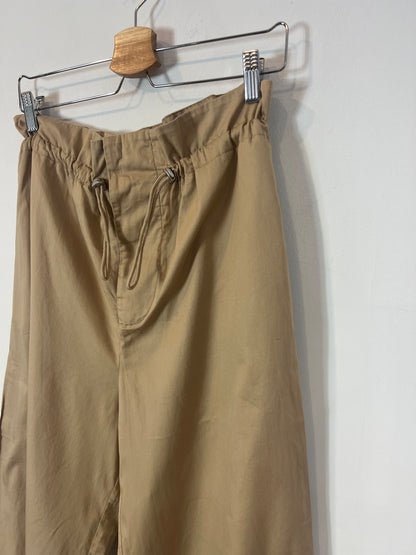 ZARA. Pantalón camel fluido detalle cintura. T S