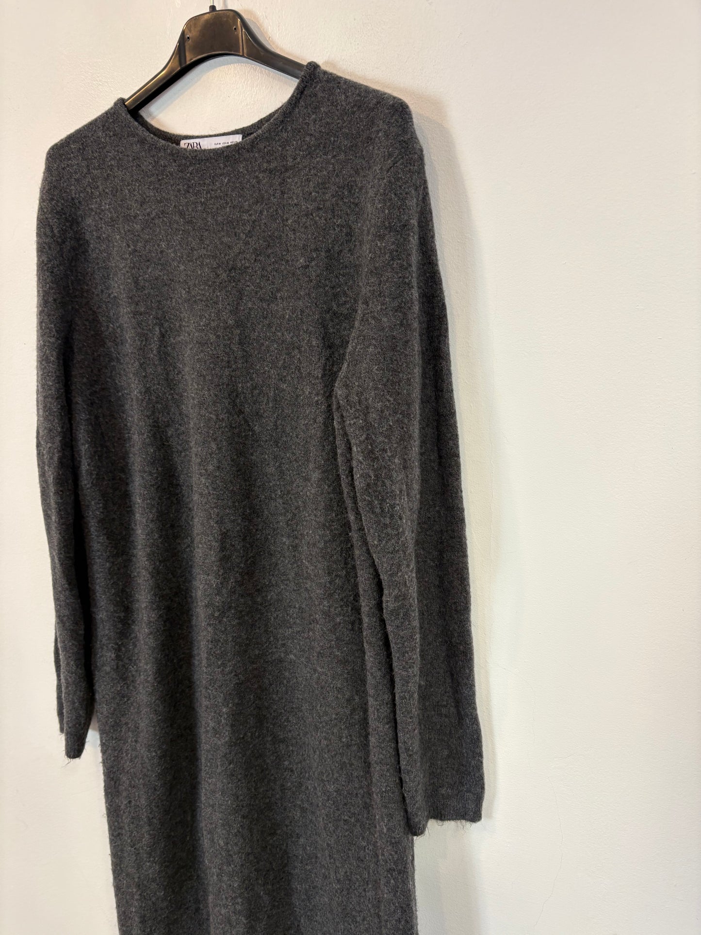 ZARA. Vestido largo punto gris