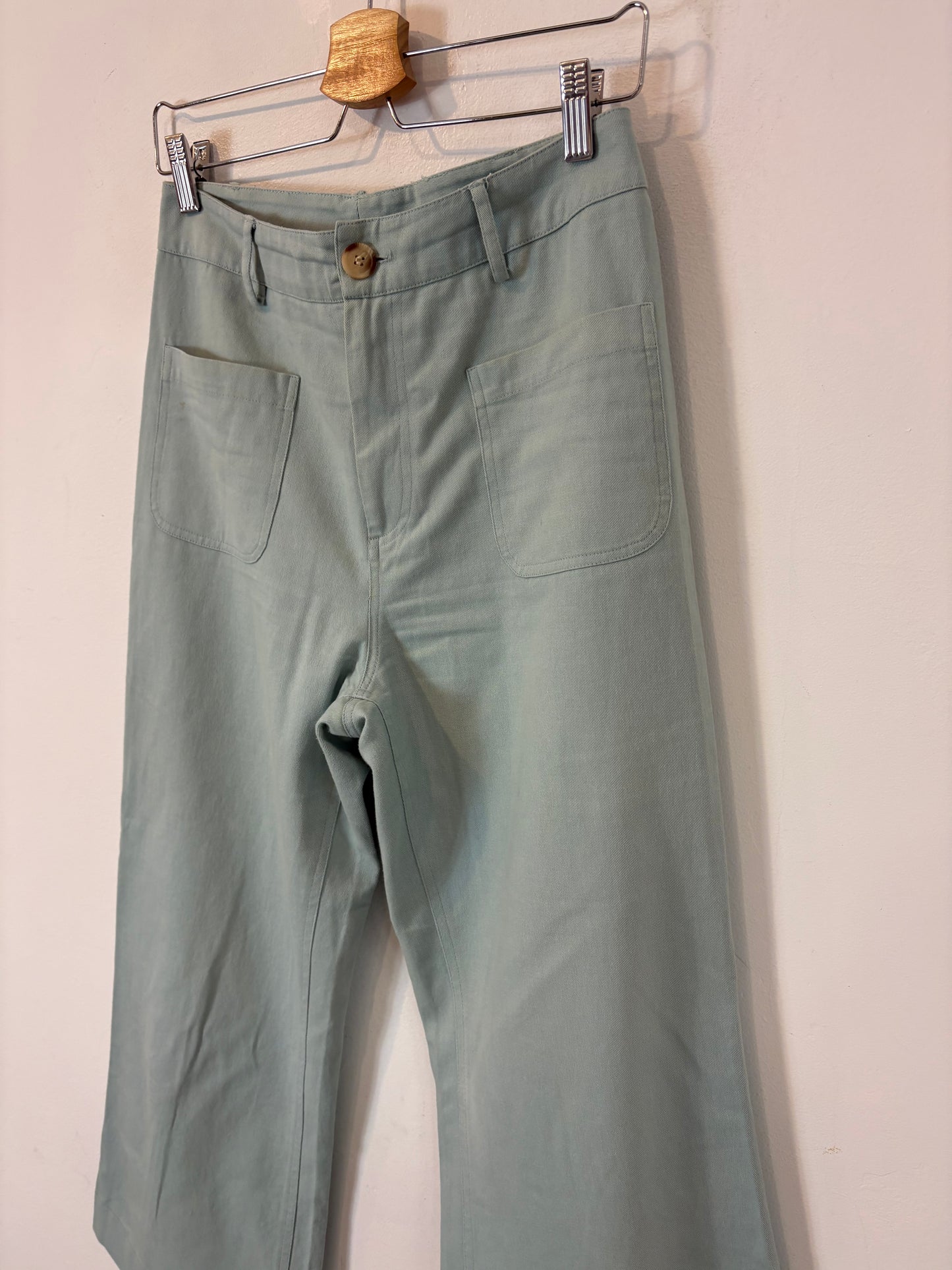 Pantalón azul claro bolsillos