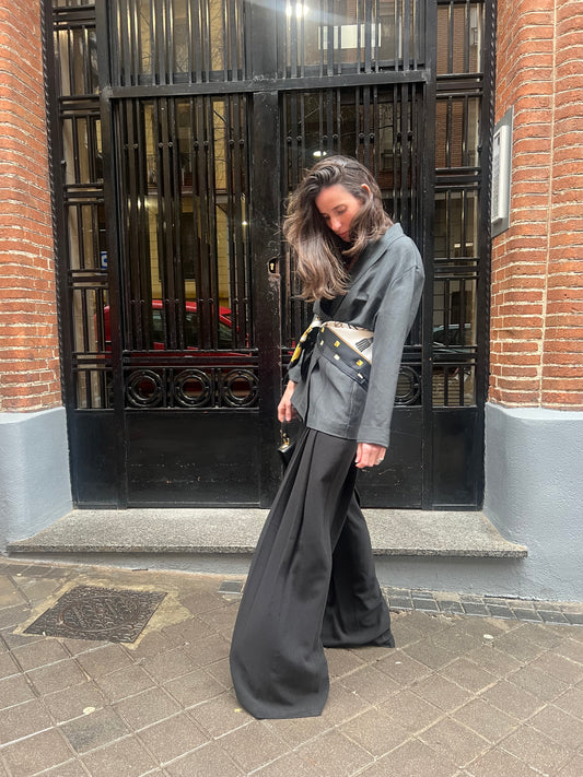 MASSIMO DUTTI. Pantalón negro fluido tablas