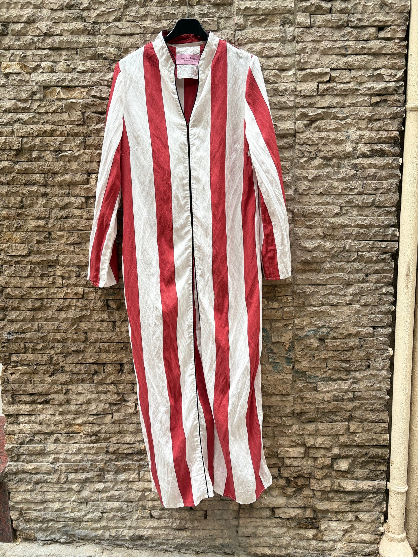 JUAN AVELLANEDA. Vestido largo rayas