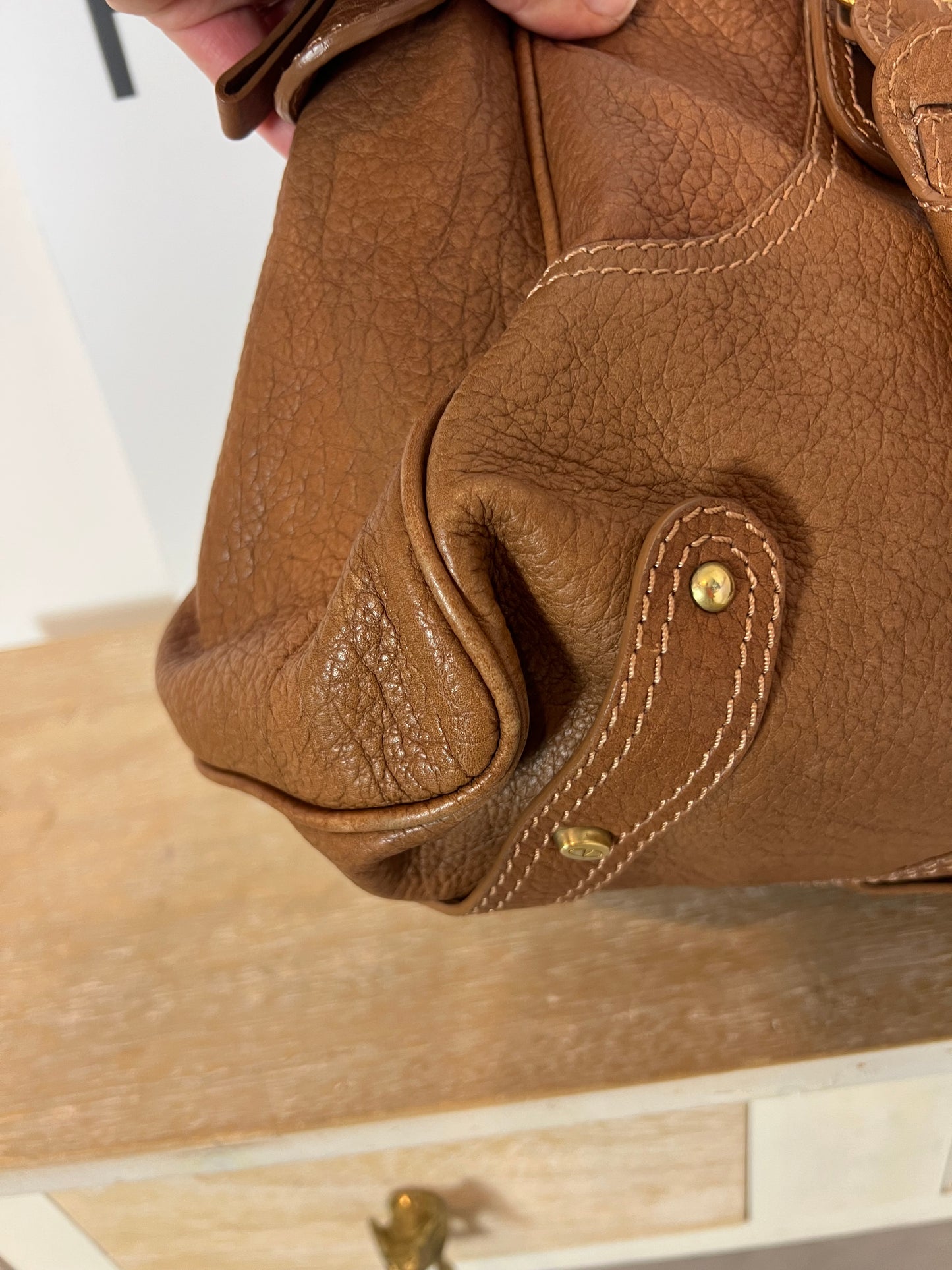 VALENTINO GARAVANI. Bolso camel detalles dorados (TARA)