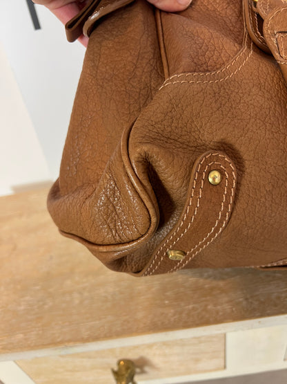VALENTINO GARAVANI. Bolso camel detalles dorados (TARA)