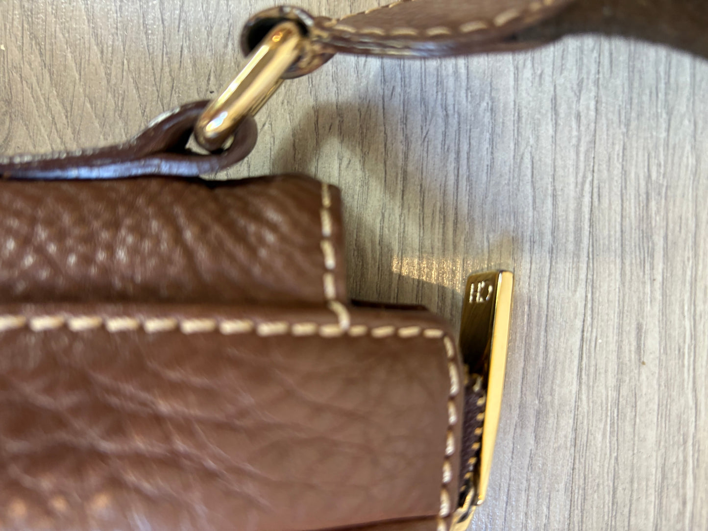 CAROLINA HERRERA. Bolso marrón piel asa regulable