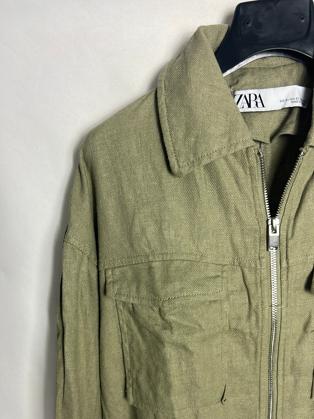 ZARA. Chaqueta fina verde bolsillos. T XS
